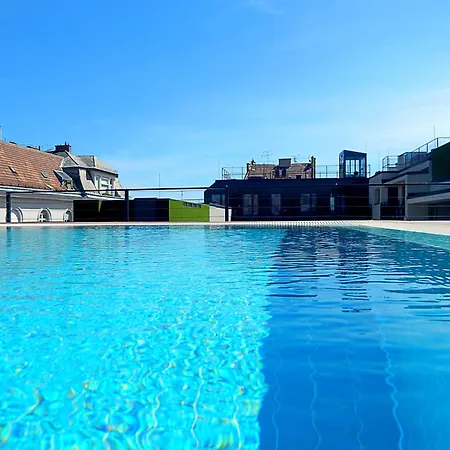 King Deluxe With Rooftop Pool Apartman