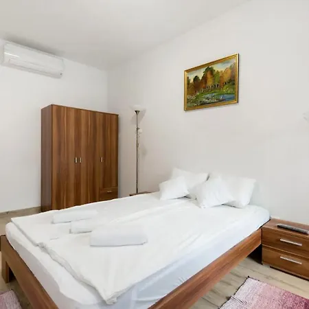 King Deluxe With Rooftop Pool Apartment