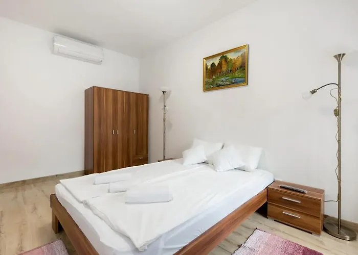 King Deluxe With Rooftop Pool Апартаменты